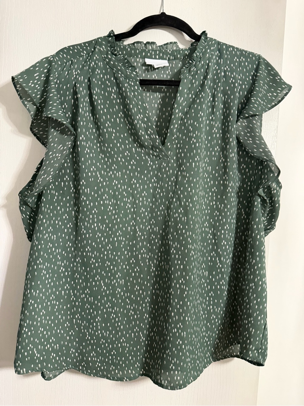 Liz Claiborne flutter sleeve blouse